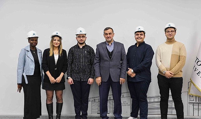 KTO Karatay Üniversitesi Öğrencileri Çalışmalara Başlamanın İlk Adımlarını Attı: Geleneksel Baret Takma Töreni