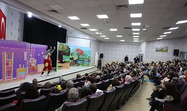 Küçük Cesaretler Kulübü: Çocuklara Özgüven Aşılayan Anlatı ve Sahne Büyüsü
