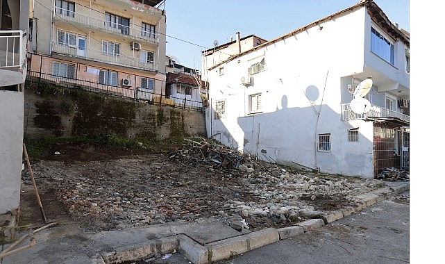 Metruk Binaların Yıkımıyla Sakinlere Güvenli Bir Çevre: Konak’ta Kesintisiz Çalışmalar