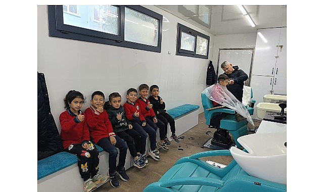 Mobil Kuaför Tırı Elmalı ve Kaş’ta Öğrencilere ve Vatandaşlara Ücretsiz Hizmet Sunuyor