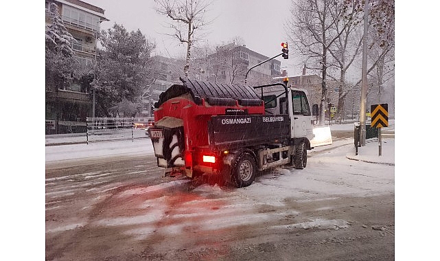 Osmangazi Belediyesi Karla Mücadelede 7/24 Kesintisiz Hizmetle Yol Güvenliğini Sağlıyor