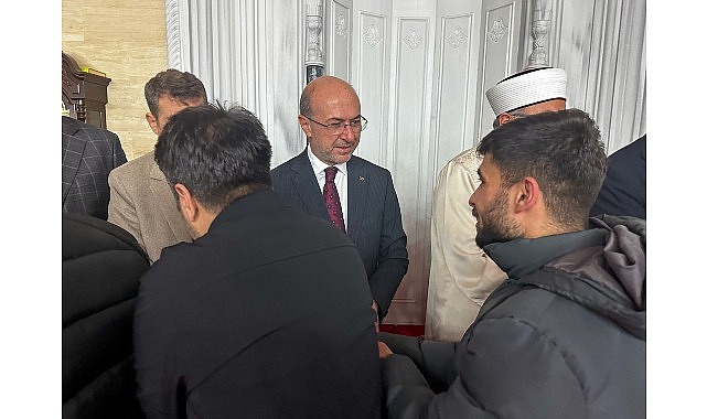 Selçuklu Belediye Başkanı Kandil Coşkusunu Merkez Camii’nde Vatandaşlarla Paylaştı