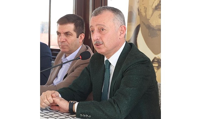 Tahir Büyükakın Memur-Sen Buluşmasında Hizmet Vurgusu ve Tablo Hediye
