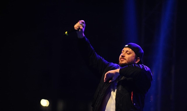 Yeni Yıl Festivali Karşıyaka’da Anıl Piyancı’yla Coşkuyu Dorukta Yaşattı