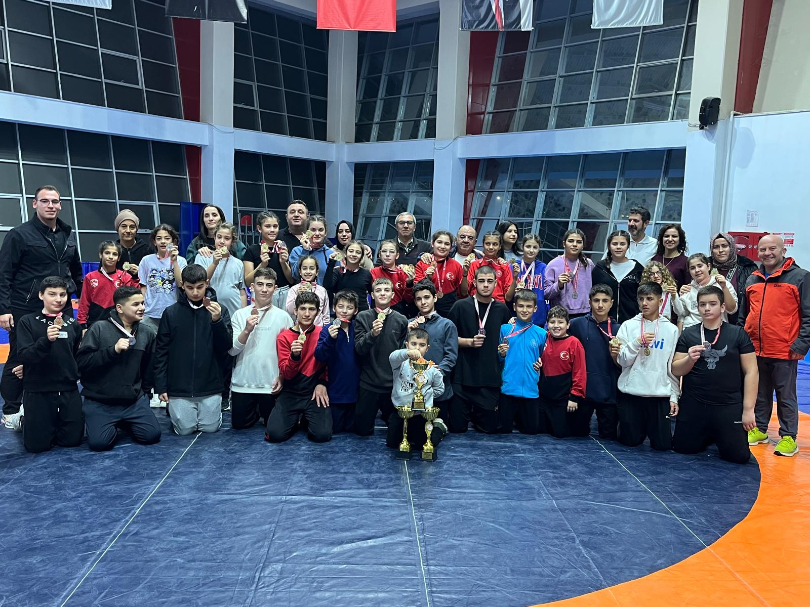 Gürespor güreşte de zirveye çıktı: Edremit’in gururu oldu