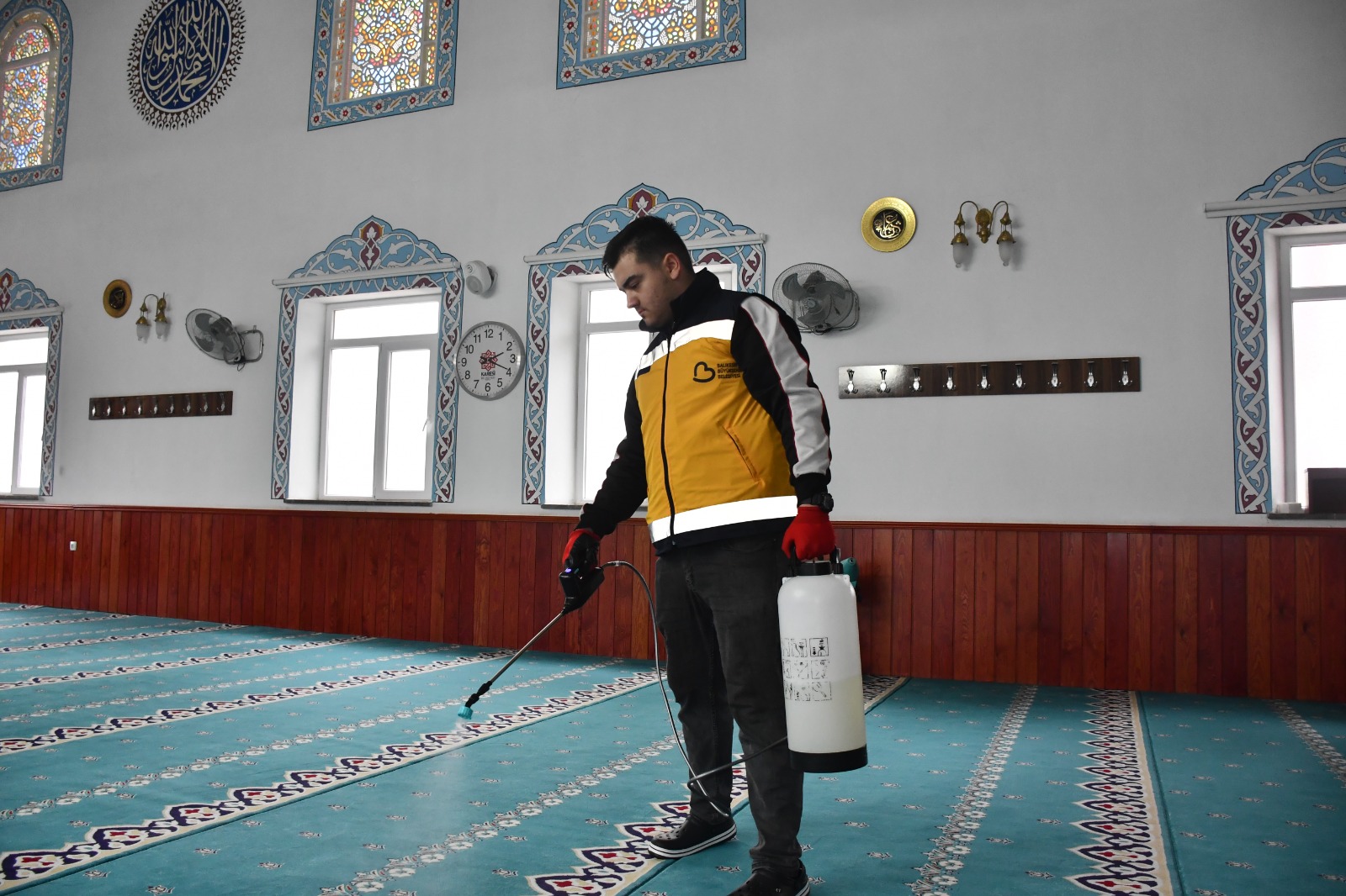 Balıkesir’de Camiler Ramazan’a Gül Kokulu Temizlikle Hazırlandı