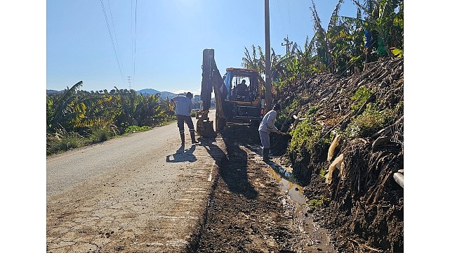 Alanya Kırsal Yollarında Kış Mesaisi: Tuzlama ve Şarampol Temizliğiyle Yol Güvenliği