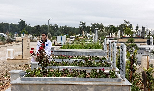 Antalya’da Deprem Kurbanları İçin Mezar Başında Anma—Üçüncü Yıl Töreni