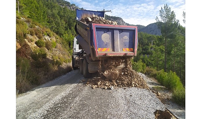 Antalya’da Yağış Takibi ve Müdahaleler: Ekipler Sahada Güvenlik İçin Köklü Çalışmalarını Sürdürüyor