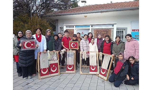 Atölyede Dokuma Zamanı: Gençler Türk Bayrağı İçin Tekstil Sanatını Öğreniyor