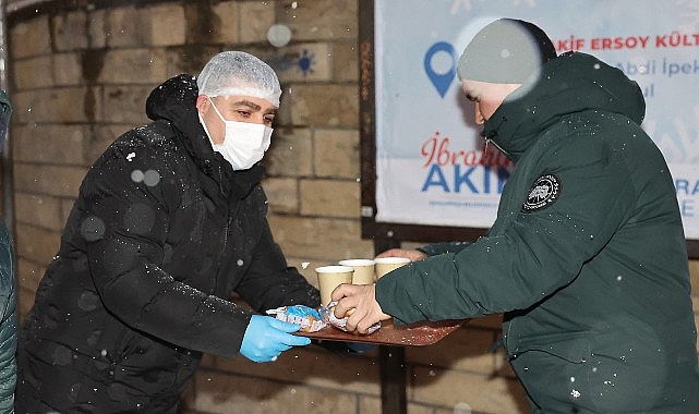 Bayrampaşa’da Soğuk Havada Sıcak Çorba Desteği: Belediye Ekipleri Erken Saatlerde Vatandaşlara Ulaştı