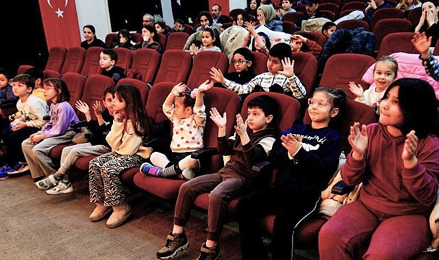 Bornova’da Yarıyıl Tiyatrosu: Çocuklar Ücretsiz Sahnelere Buluşuyor