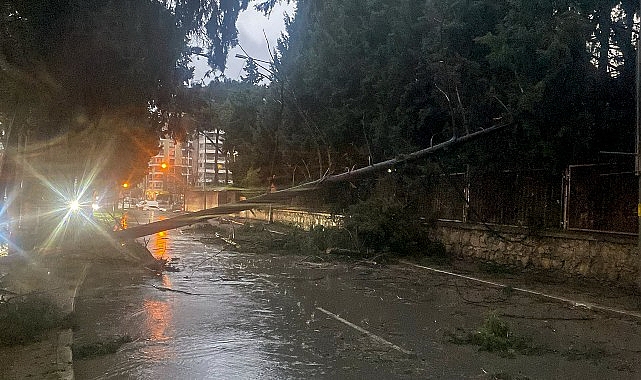Buca’da Yaşanan Şiddetli Yağış ve Fırtına Sonrası Sahadaki Operasyonlar