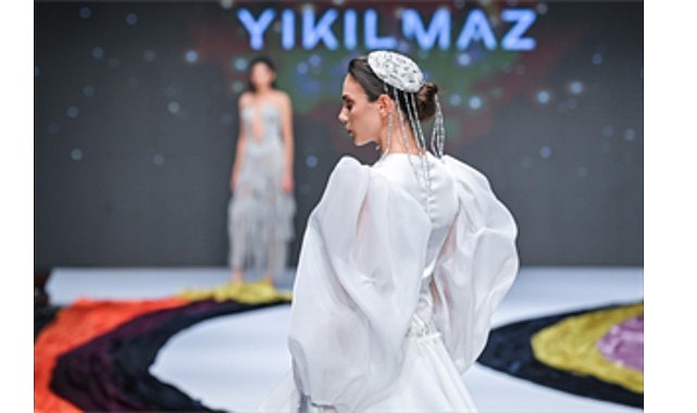 Gelinlik Tasarım Yarışması Şerefine Avrupa Podyumunda ‘Sessiz Asalet’ Defilesi: Öztürk Yıkılmaz’ın IF Wedding Fashion İzmir Yolculuğu