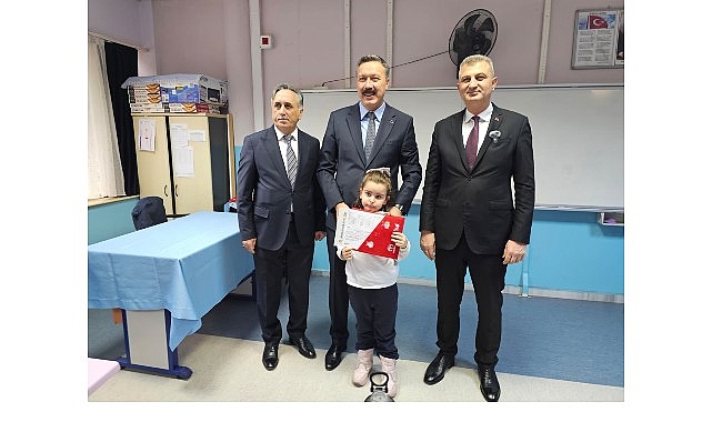 Gölcük’te Karneler Heyecanı: Sezer, Öğrencileri Tiyatro Şenliğine Çağırdı