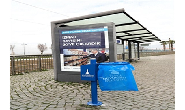 İzmir’de Otobüs Durakları İçin Yeni Pota Tipi Çöp Kovaları Montajına Başlandı
