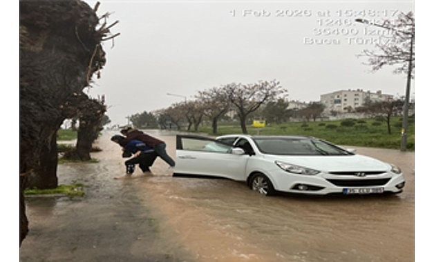 İzmir’in Sağanakta Zabıta Ekiplerinin Ani Müdahalesi ve Kurtarma Çabaları
