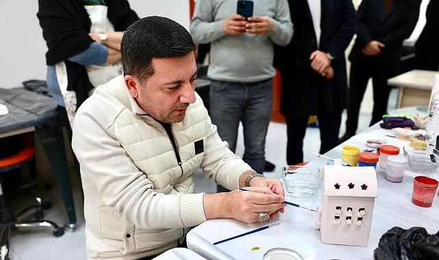 Kadın Çalışmaları Eğitim Merkezi Seramik Atölyesi’nde Başkan Rasim Arı ile Sırlarla Dolu Mumluk Atölyesi