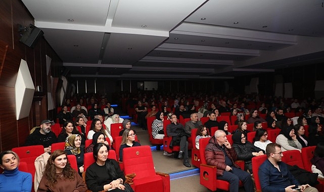 Kadın Sığınağı: 8 Kadının Öyküsü Sahnedeki Umuda Yolculuk
