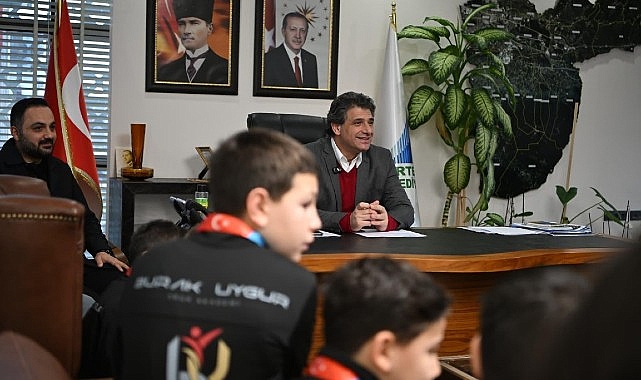 Kartepe Belediye Başkanı Kocaman, Genç Şampiyonları Ağırladı ve Gençlere Yol Gösterdi