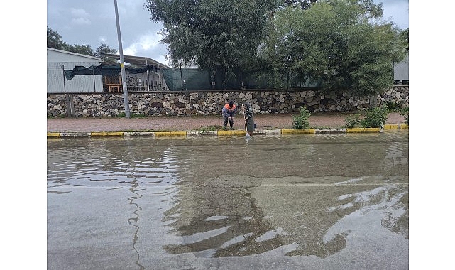 Kemer’de Sağanak Sonrası Mazgallar ve Rögar Temizliği: Ekipler Dakikaları Adeta Gece Gündüz Görevlide