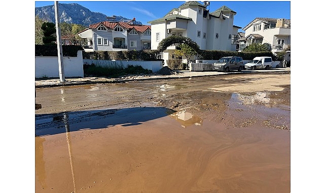 Kemer’de Yağış Sonrası Temizlik Seferberliği: Dağlardan Gelen Kum ve Balçıklar Yol Kenarından Toplanıyor