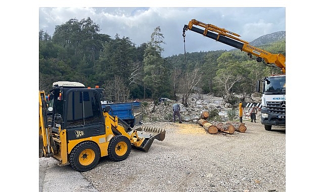 Kemer’de Yağış Sonrası Temizlik ve Düzenleme Çalışmaları Hız Kesmeden Sürüyor