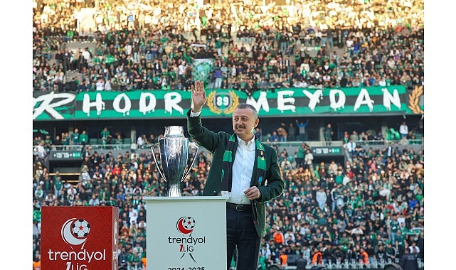 Kocaelispor Kayseri zaferiyle puanını yükseltti: Başkan Büyükakın’dan coşkulu kutlama ve sürpriz tebrik
