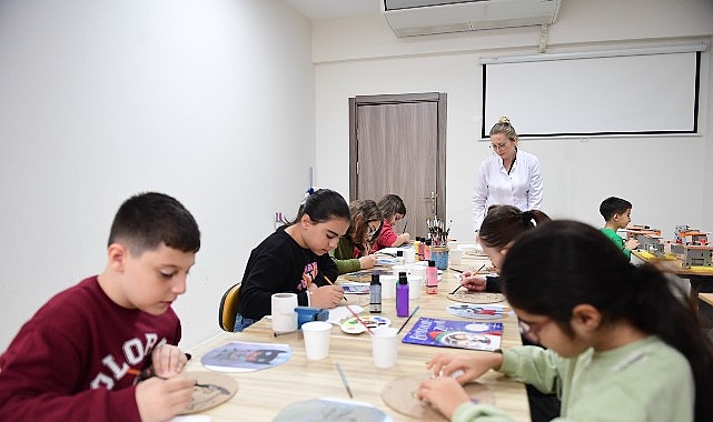 Oku-Çiz Gönder: Çocuklar Ahşap Tasarımda Kitapları Canlandırıyor