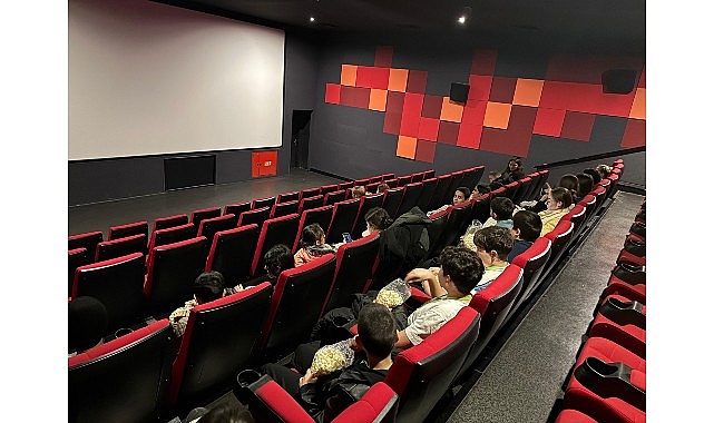 Seferihisar’da İlk Sinema Deneyimi: Çocuklar Sosyal Hayata Dahil Olarak Gülümseyerek Eve Döndü