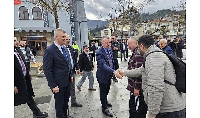 Ulaşlı Ziyaretinde Vatandaş ve Esnafla Buluşan Büyükşehir Başkanı