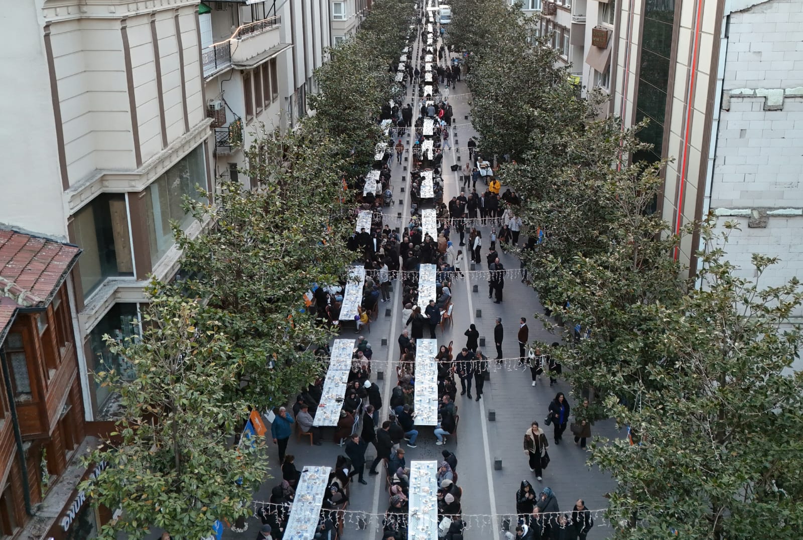 Balıkesir’deki Dev İftar Sofrası: 10 Bin Kişi, Millî Kuvvetler Caddesi’nde Oruç Açtı!