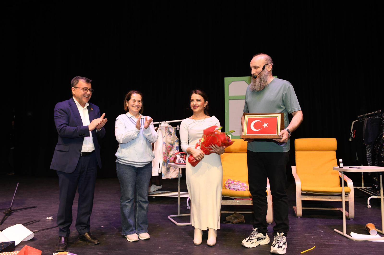 Hasan Can Kültür Merkezi’nde Kahkaha Dolu Gece: “Hangisi Gerçek?” Oyunu Ayakta Alkışlandı
