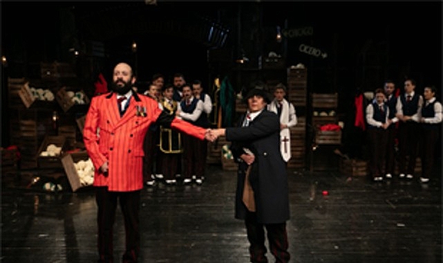 Arturo Ui’nin Önlenebilir Tırmanışı: İzmir’de Prömiyer Coşkusu ve Şehir Tiyatrolarıyla Büyüleyen Gece