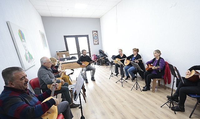 Bağlama Kursuyle Anadolu Ezgileri Konakta Canlanıyor: Öğrencilerden Heyecan Dolu Performans