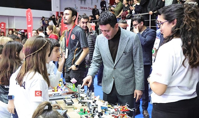 Bayraklı’da Fibonacci Robot Olimpiyatları: Gençler Yeteneklerini Sergiledi