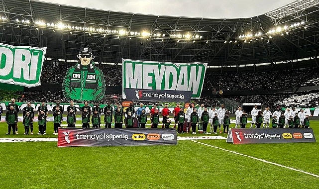 Beşiktaş maçıyla sokakta başlayan sevgi tribüne taşıdı: Çocukların özgürlüğünü Bayraklı Şehir Buluşması