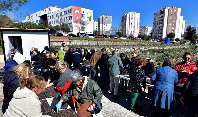 Bornova Kent Bostanları: Kadın Üreticiler Yerel Tohumlarla Yaz Hazırlıklarına Devam Ediyor