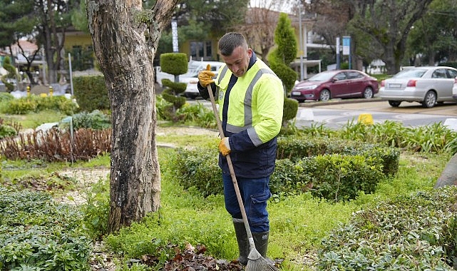 Burhaniye’de Park-Bahçe Ekipleriyle Yeşil Alanlar Güçleniyor: Bakım ve Yenileme Çalışmaları Sürüyor