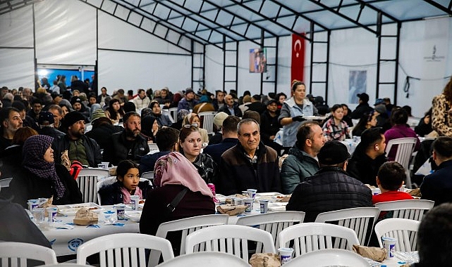 Cumhuriyet Meydanı’nda İftar Sofralarıyla Bergama’da Ramazan Coşkusu Yeniden Canlanıyor