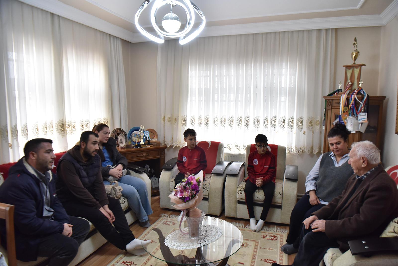 GENÇ SPORCULAR, TÜRK SPORUNA EMEK VERMİŞ İSİMLERLE BULUŞTU