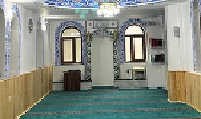 Gölcük Yunus Emre Camii’nde Ahşap Duvar Kaplama ve Bakım Çalışmalarıyla Ramazan Hazırlığı
