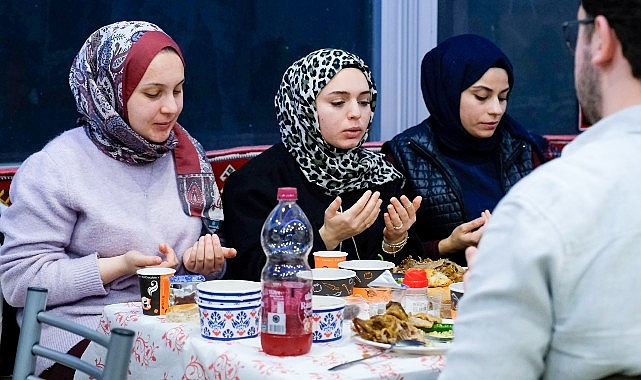 İyilik Kılavuzu ile Gençler Ramazan’da Dayanışmayı Buluşturdu: 14 Hemşeri Derneğiyle Birlikte İftar Sofraları