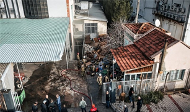 İzmir’de 5 Katlı Ayakkabı Fabrikasında Yangın: Kısa Sürede Kontrol Altında