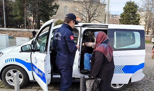 İzmit’teki Yolda Hızlı Müdahale: Yaşlı Çiftin Güvenli Eve Ulaşımı