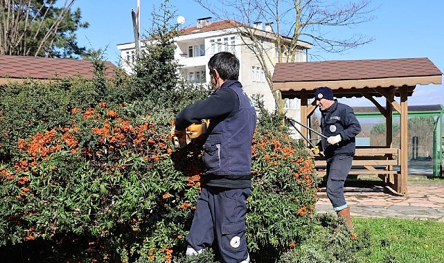 Kartepe’de Park ve Yeşil Alanlarda Yabani Otlarla Mücadele ve Temizlik Faaliyetleri Sürdürüyor