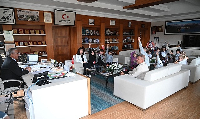 Kemer Heyetinin Ziyareti ve Öğrencilerle Etkileşimi: Belediye Başkanıyla Sohbet ve Sanatçı Gösterisi