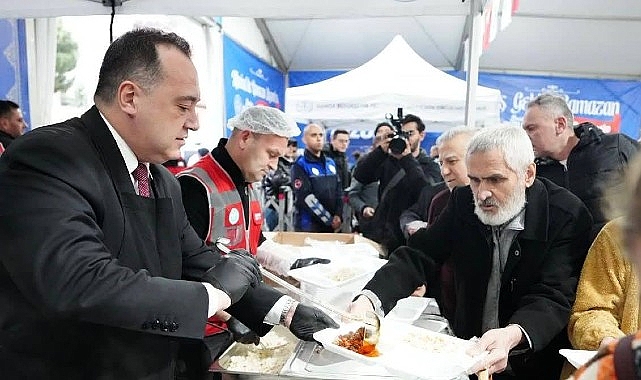 Manisa’da Ramazan coşkusu Cumhuriyet Meydanı’nda tek sofrada buluştu