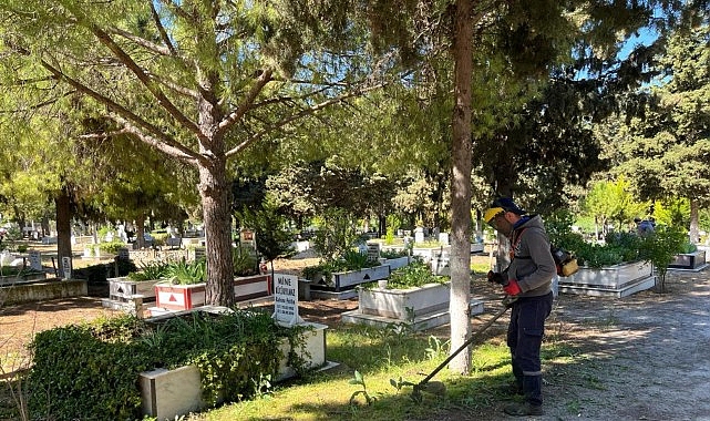 Ayvalık’ta Mezarlık Temizliği: Bayrama Hazırlık İçin Özverili Çalışma