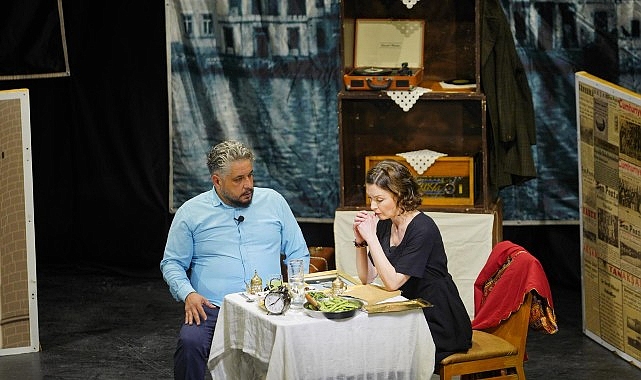 Ayvalık’ta Sahnelenen Seni Alırsa Fırtına: Tiyatroseverler Coşkuyla Yakından İzledi
